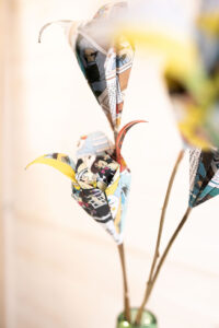 Cette photo représente un bouquet de lys en papier réalisé à partir de différentes pages de Bandes-dessinées