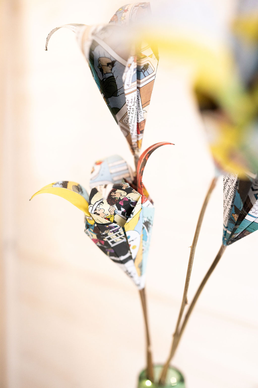 Cette photo représente un bouquet de lys en papier réalisé à partir de différentes pages de Bandes-dessinées