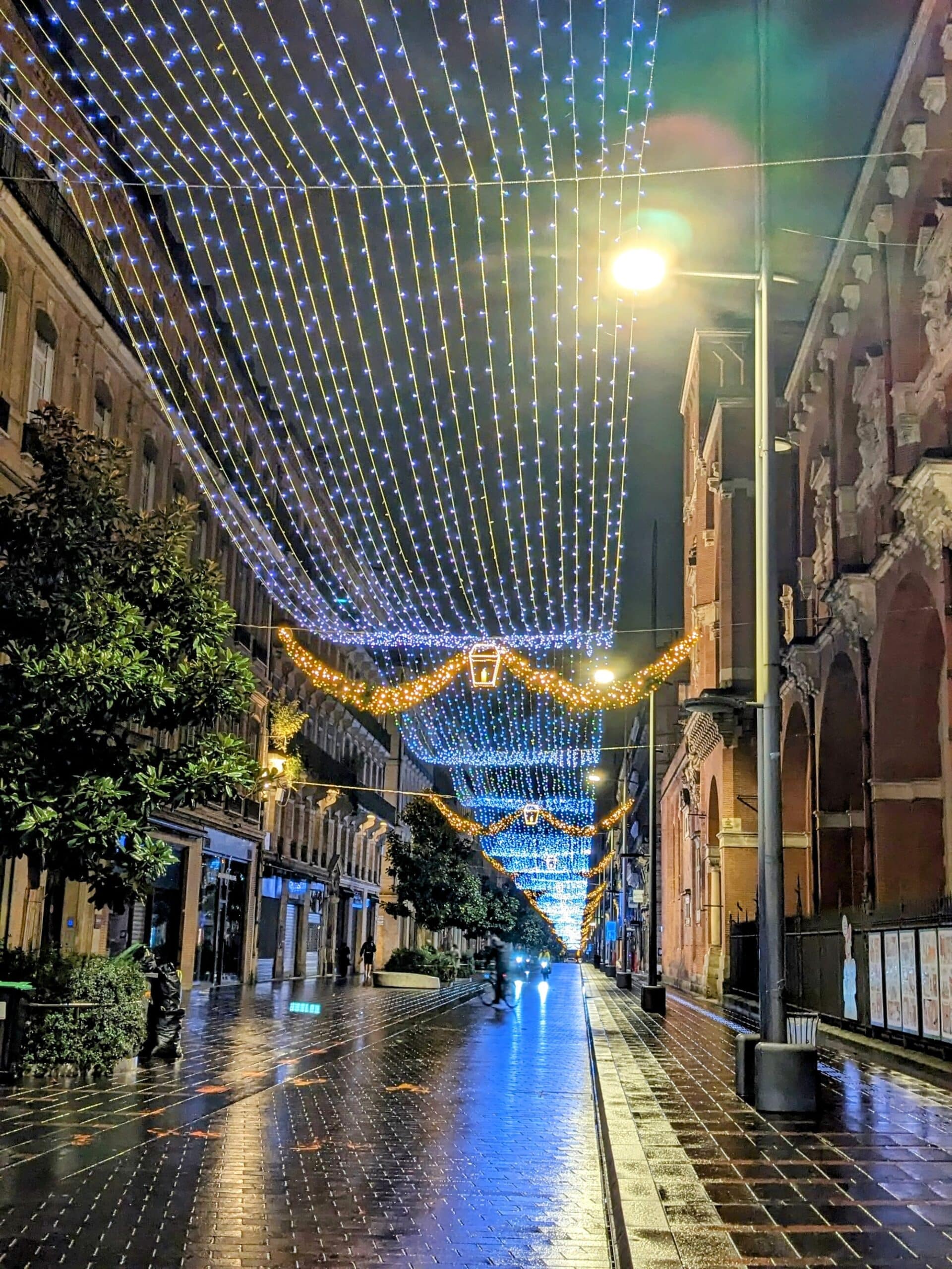 Photo des illuminations de Noël dans la rue Alsace-Lorraine à Toulouse