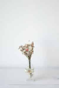 Cette photo représente une composition florale associant fleurs de papier et fleurs séchées