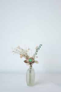 Cette photo représente une composition florale associant fleur de papier et fleurs séchées dans les tons verts