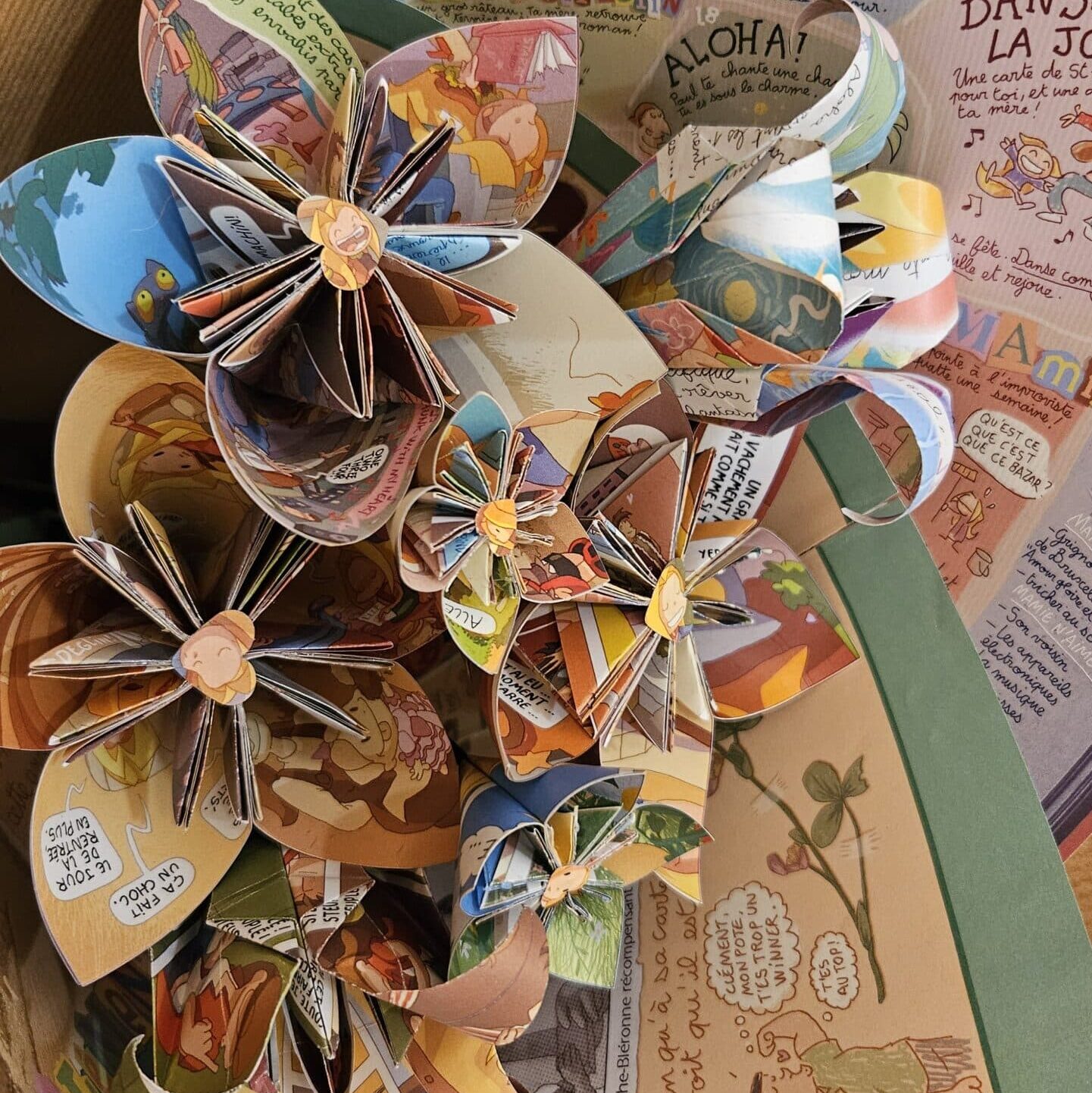 Photographie représentant une composition florale de la marque Bourgeon Bavard. Cette composition est un mélange de différentes fleurs en papier Upcyclé.