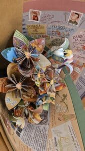 Photographie représentant une composition florale de la marque Bourgeon Bavard. Cette composition est un mélange de différentes fleurs en papier Upcyclé.