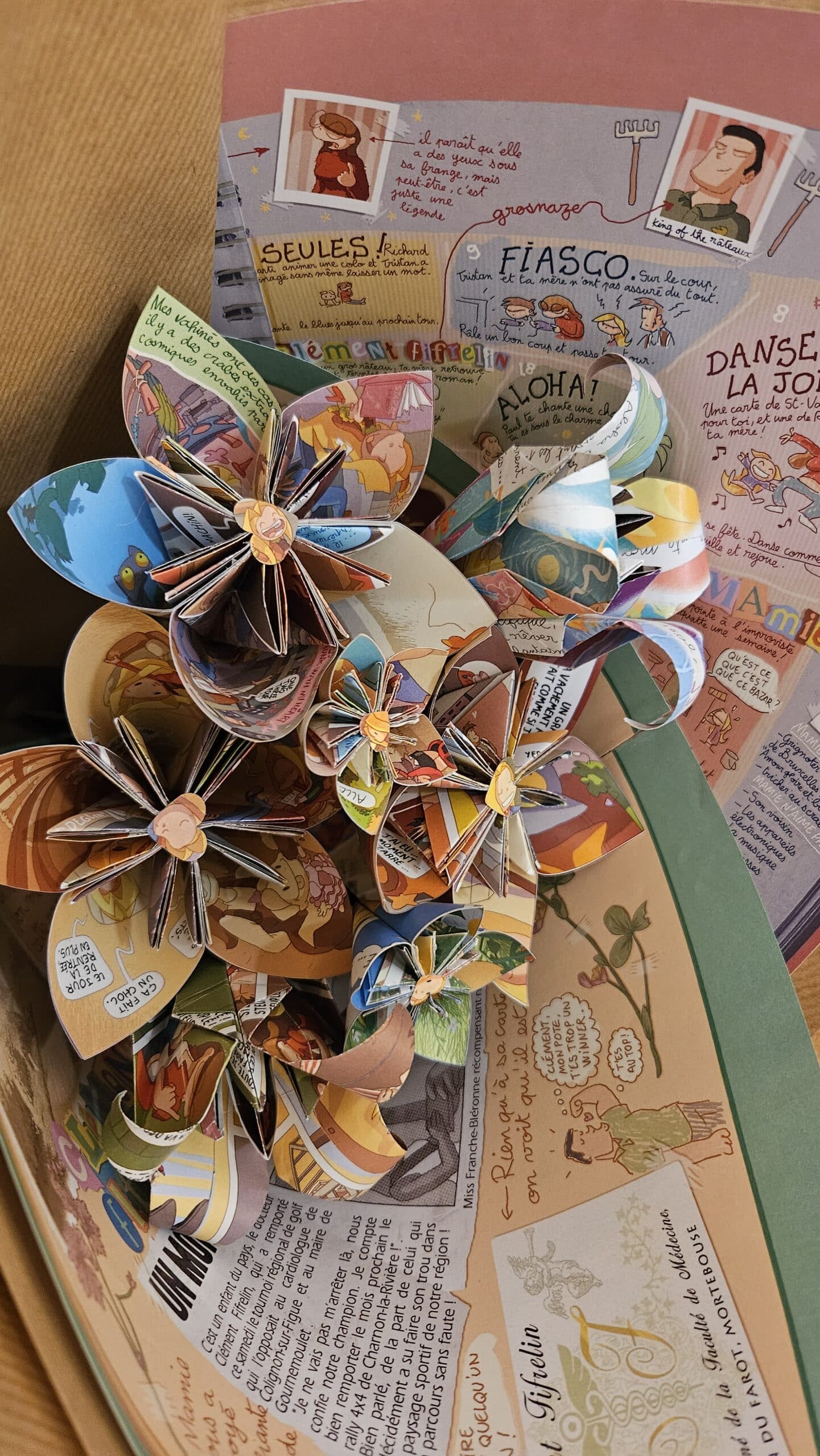 Photographie représentant une composition florale de la marque Bourgeon Bavard. Cette composition est un mélange de différentes fleurs en papier Upcyclé.
