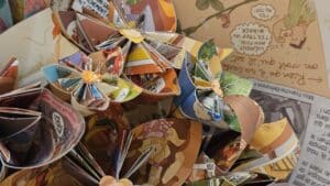 Photographie représentant une composition florale de la marque Bourgeon Bavard. Cette composition est un mélange de différentes fleurs en papier Upcyclé.