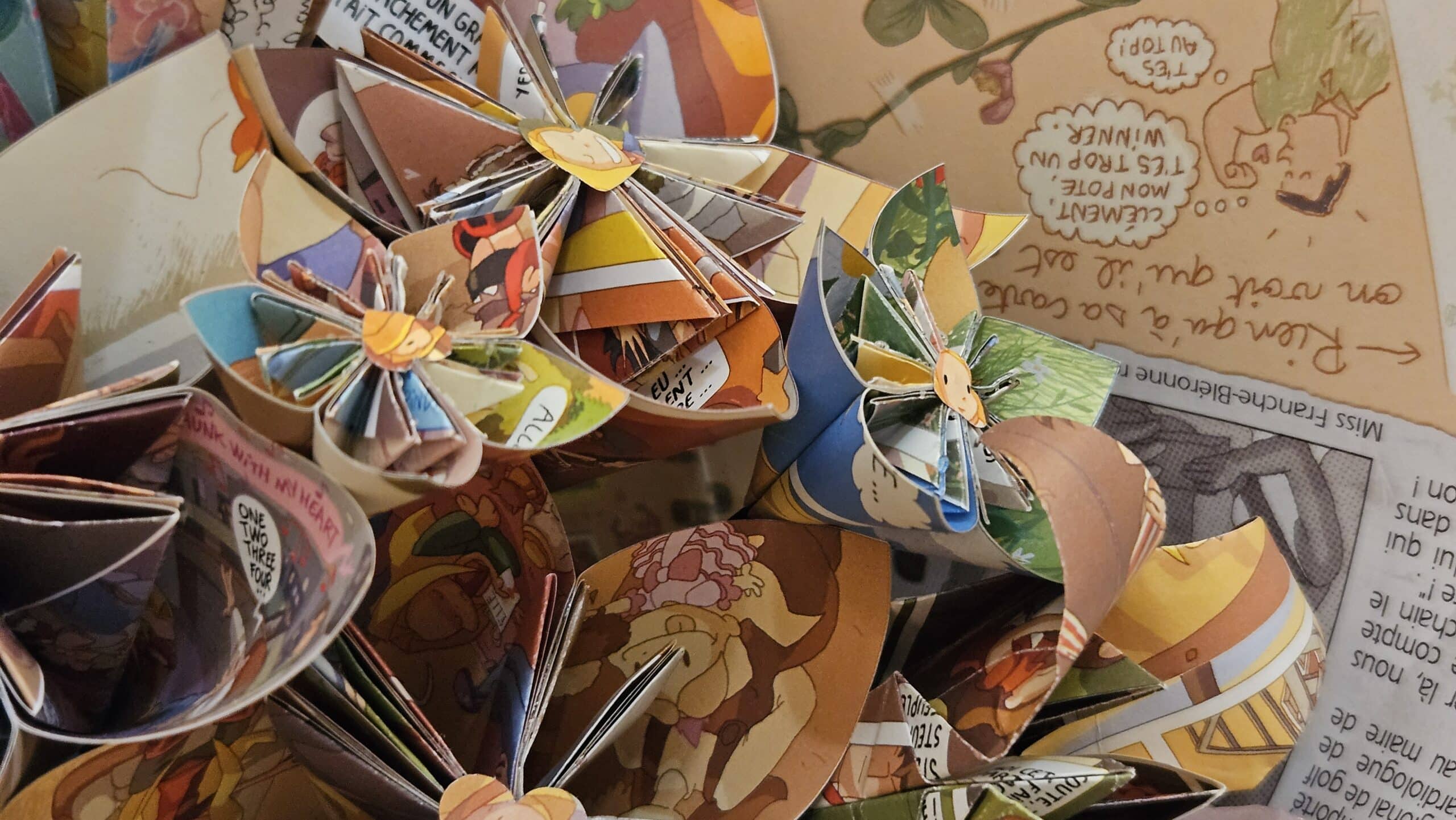 Photographie représentant une composition florale de la marque Bourgeon Bavard. Cette composition est un mélange de différentes fleurs en papier Upcyclé.
