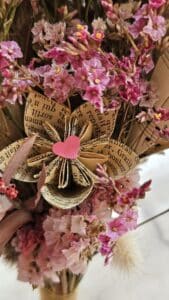 Photographie représentant une composition florale de la marque Bourgeon Bavard. Cette composition est un mélange de fleurs séchées et de fleurs en papier Upcyclé.