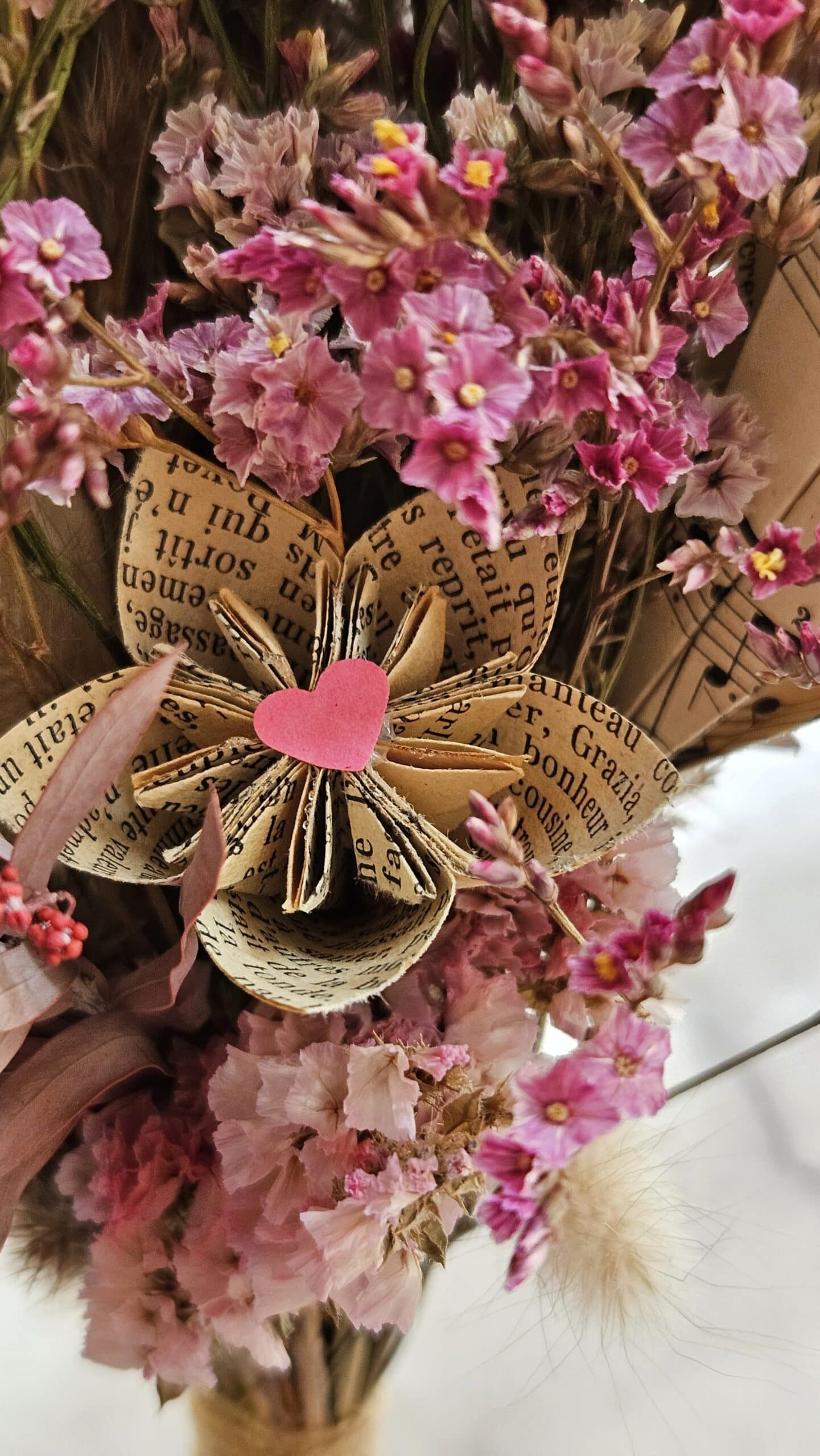 Photographie représentant une composition florale de la marque Bourgeon Bavard. Cette composition est un mélange de fleurs séchées et de fleurs en papier Upcyclé.
