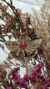 Photographie représentant une composition florale de la marque Bourgeon Bavard. Cette composition est un mélange de fleurs séchées et de fleurs en papier Upcyclé.
