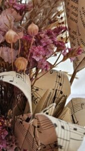 Photographie représentant une composition florale de la marque Bourgeon Bavard. Cette composition est un mélange de fleurs séchées et de fleurs en papier Upcyclé.