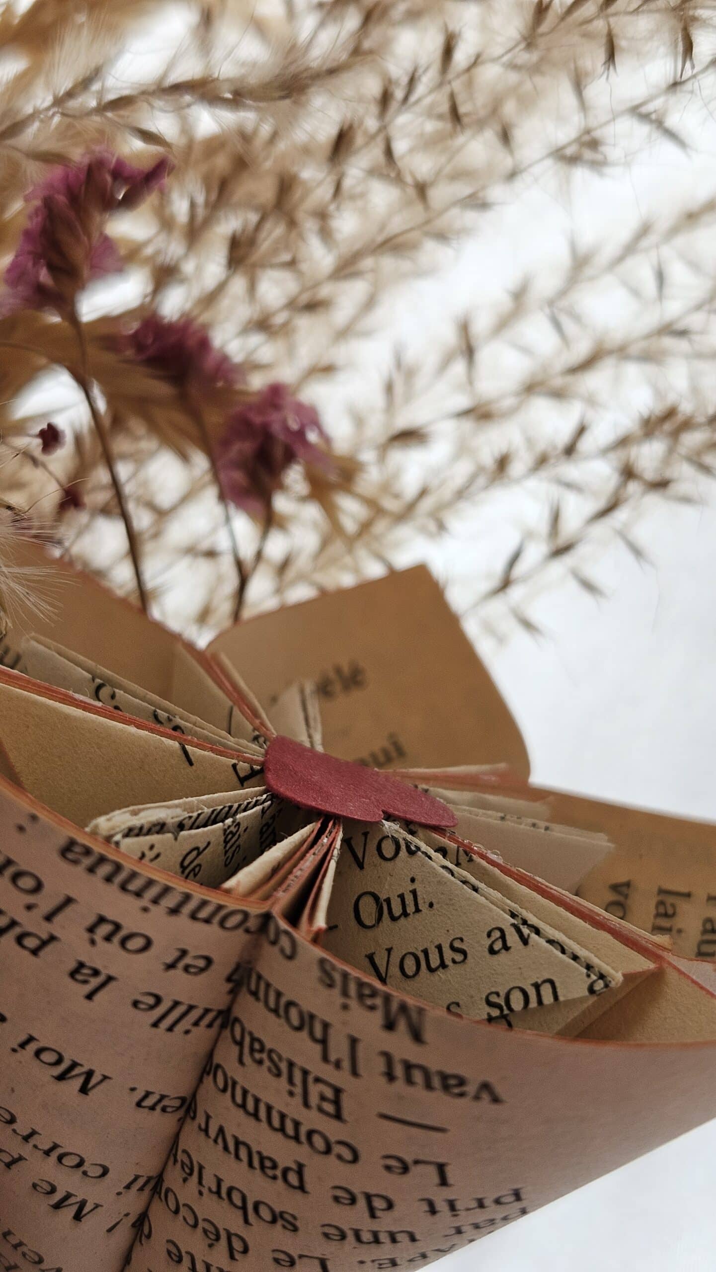 Photographie représentant une composition florale de la marque Bourgeon Bavard. Cette composition est un mélange de fleurs séchées et de fleurs en papier Upcyclé.