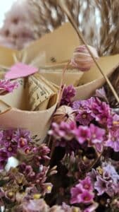Photographie représentant une composition florale de la marque Bourgeon Bavard. Cette composition est un mélange de fleurs séchées et de fleurs en papier Upcyclé.