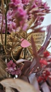 Photographie représentant une composition florale de la marque Bourgeon Bavard. Cette composition est un mélange de fleurs séchées et de fleurs en papier Upcyclé.
