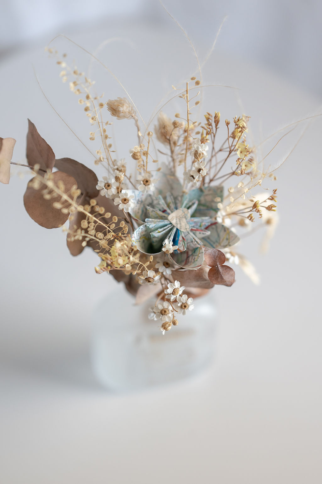 Photographie représentant une composition florale de la marque Bourgeon Bavard. Cette composition est un mélange de fleurs séchées et de fleurs en papier Upcyclé.
